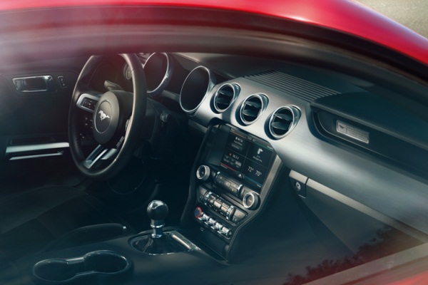 Noul Ford Mustang 2014 interior