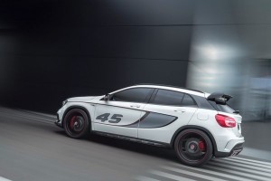 Noul Mercedes GLA 45 AMG lateral