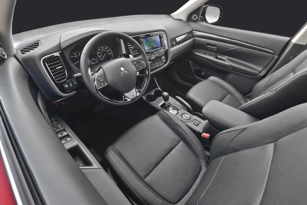 Noul Mitsubishi Outlander 2015 interior